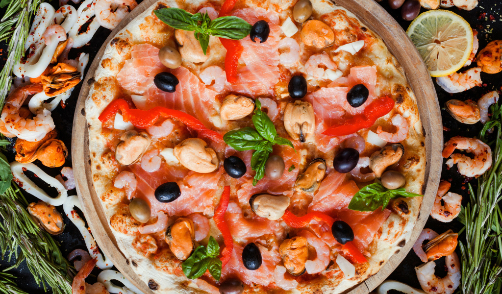 Аппетитная пицца с морепродуктами 
