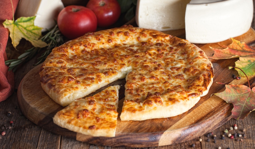 Пицца с сыром на разделочной доске