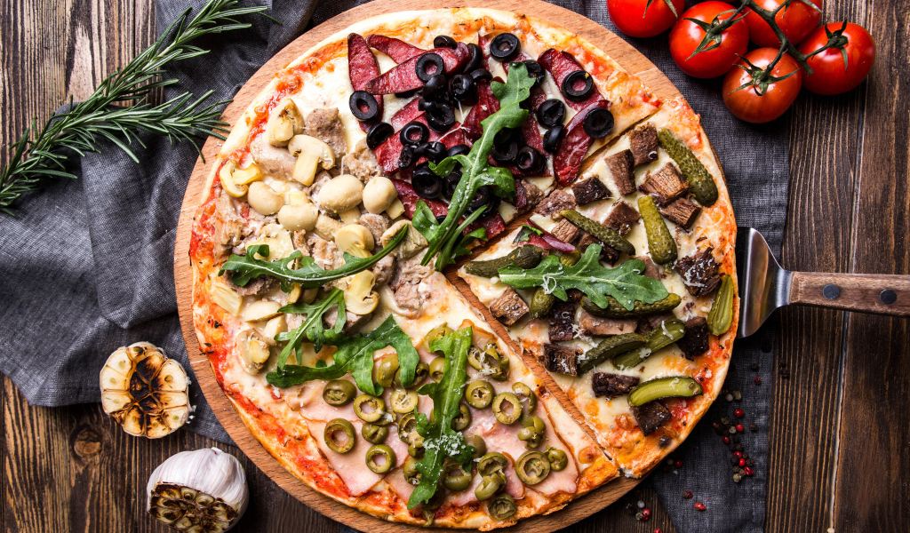 Пицца с оливками, грибами, колбасой и говядиной