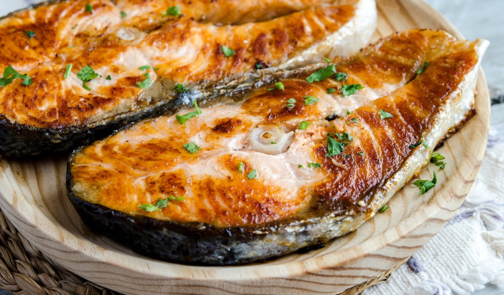 Аппетитные куски жареной рыбы на столе 