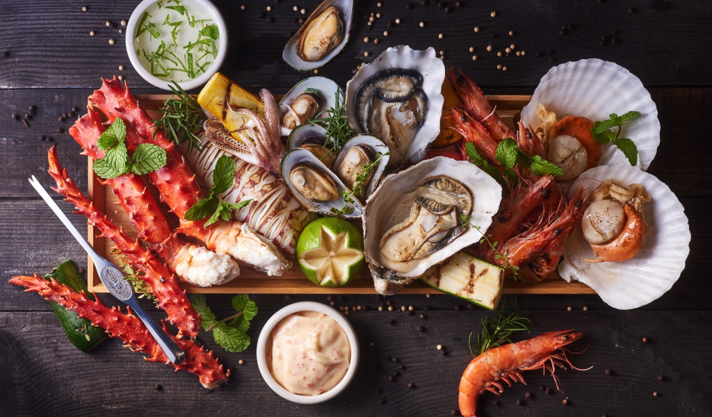 Аппетитные морепродукты на разделочной доске