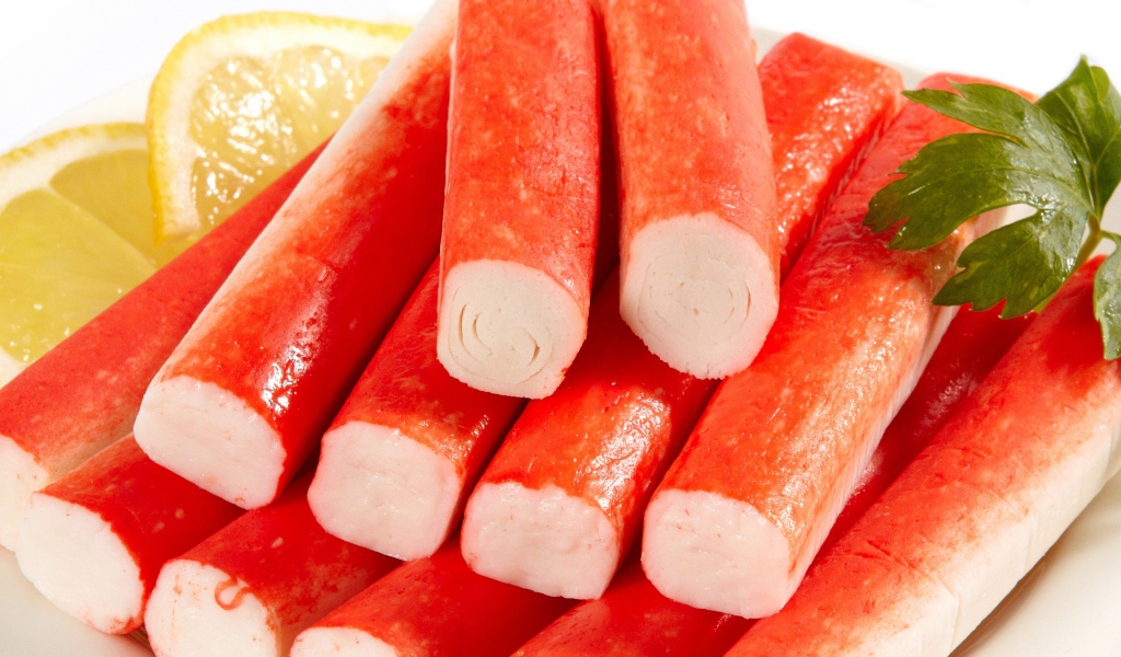 Крабовые палочки с лимоном крупным планом