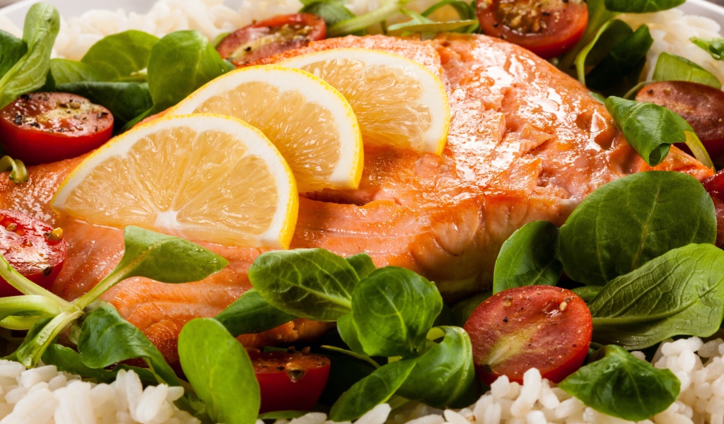 Жареная красная рыба с лимоном, помидорами, шпинатом и рисом