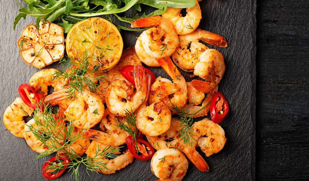 Жаренные креветки с чесноком, лимоном и красным перцем