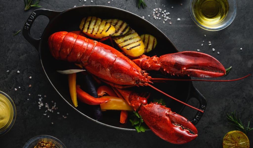 Большой омар с овощами 