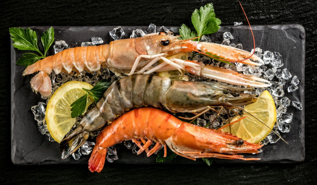 Большие креветки с кусочками лимона