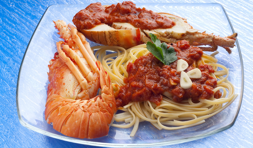 Омар на тарелке со спагетти с соусом