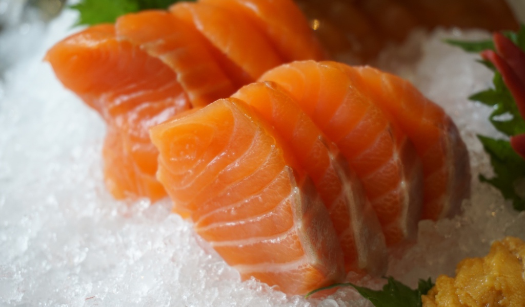 Кусочки красной рыбы лежат на льду