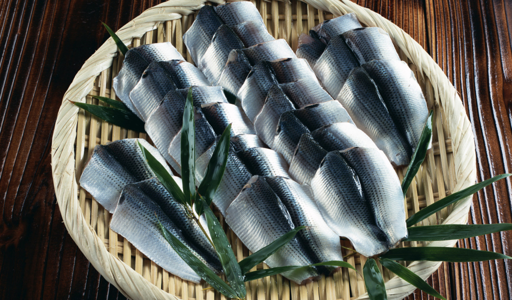 Филе соленой рыбы на бамбуковой тарелке 