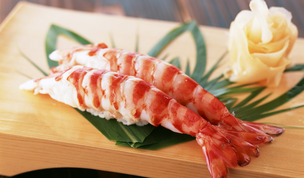 Две крупные вареные креветки на столе