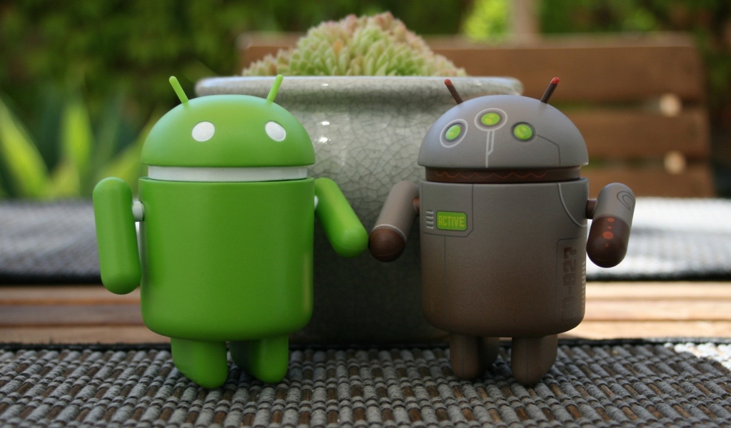 Два андроида держатся за руки