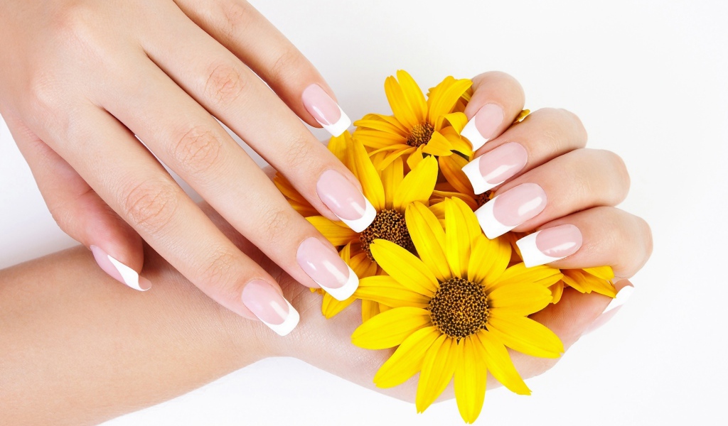 Красивые женские руки с маникюром с желтыми цветами 