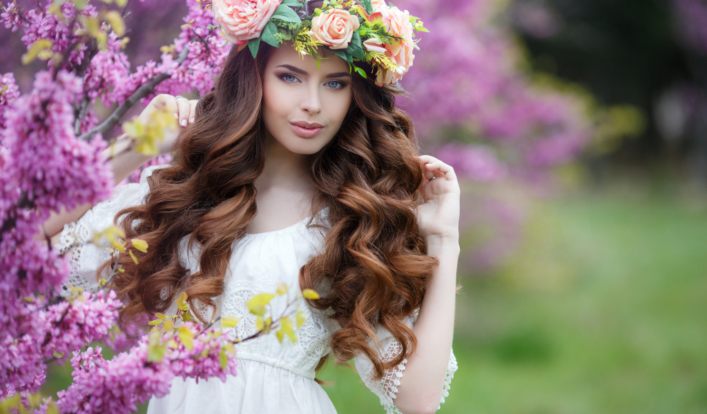 Красивая шатенка в белом платье с венком из роз на голове