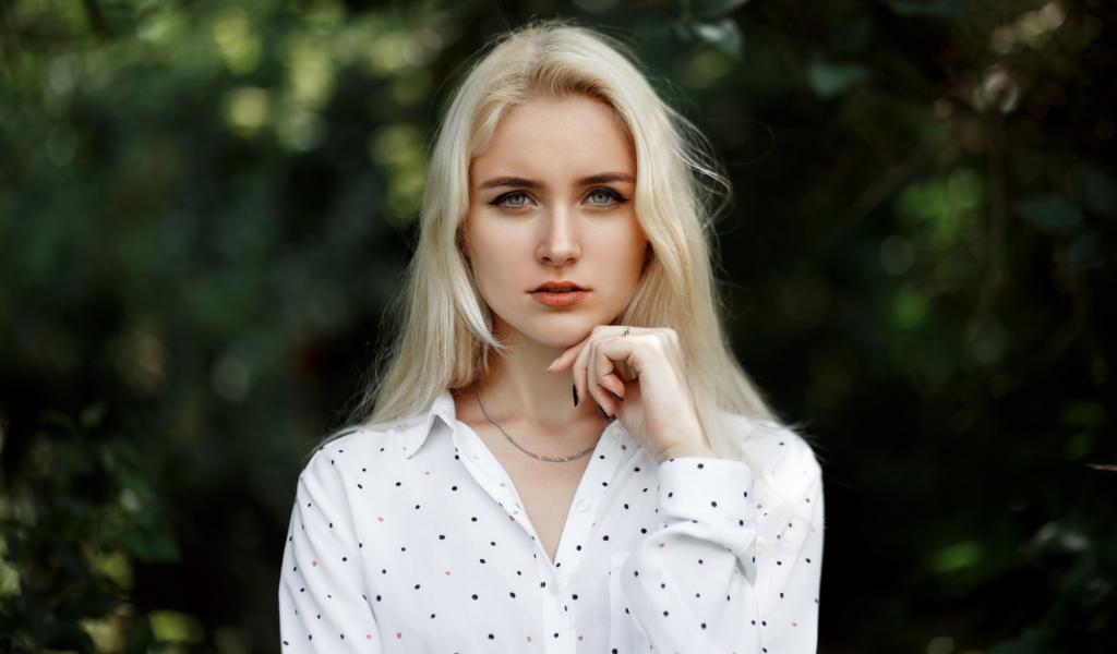 Настоящая нежная девушка блондинка в  рубашке