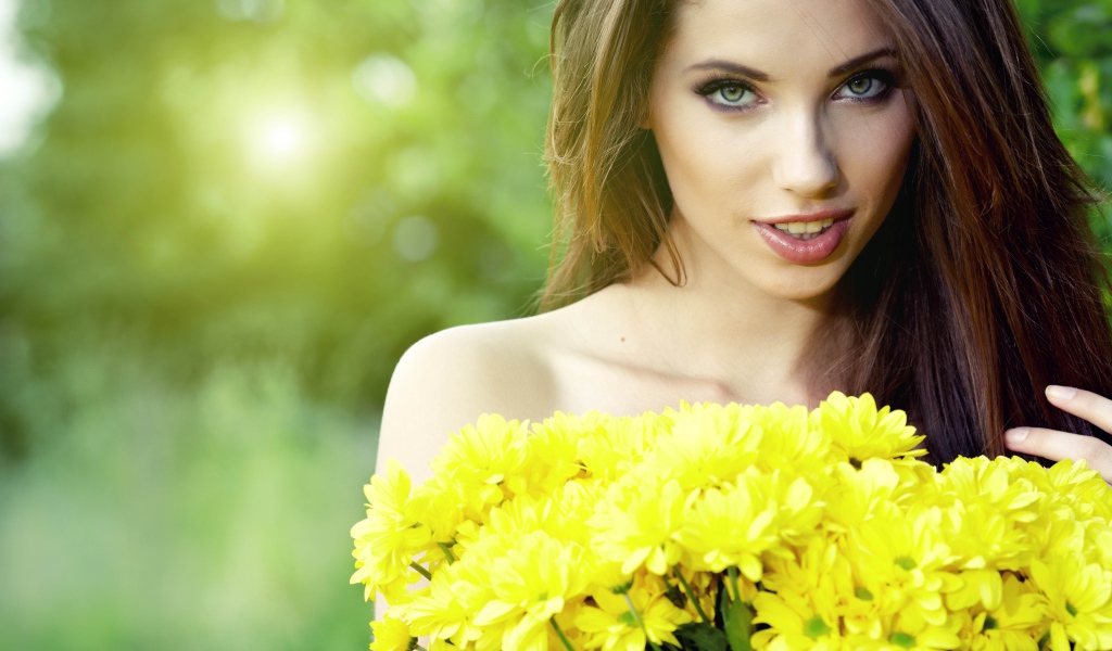 Настоящая девушка с букетом желтых хризантем