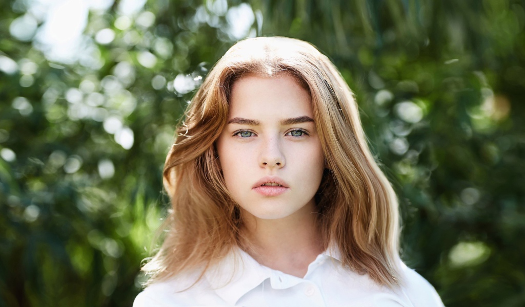 Нежная молодая девушка в белой рубашке