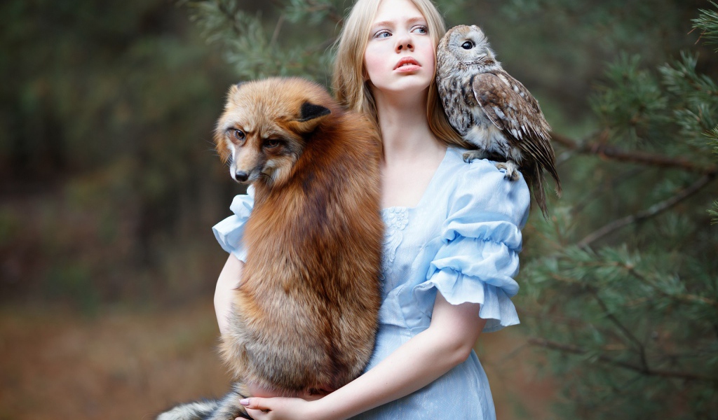 Молодая девушка с лисой и совой 