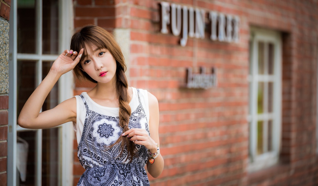 Нежная девушка азиатка у дома