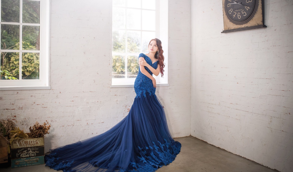 Девушка азиатка в красивом синем платье