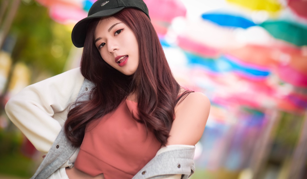 Девушка азиатка в черной кепке