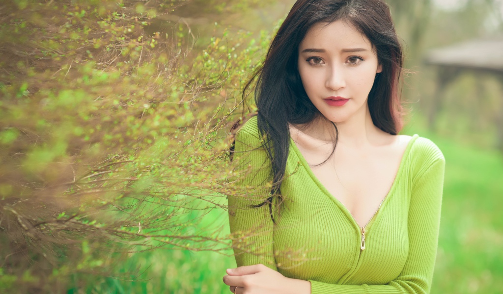 Девушка азиатка в зеленой кофте 