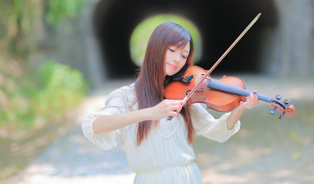 Девушка азиатка в белом платье со скрипкой в руках