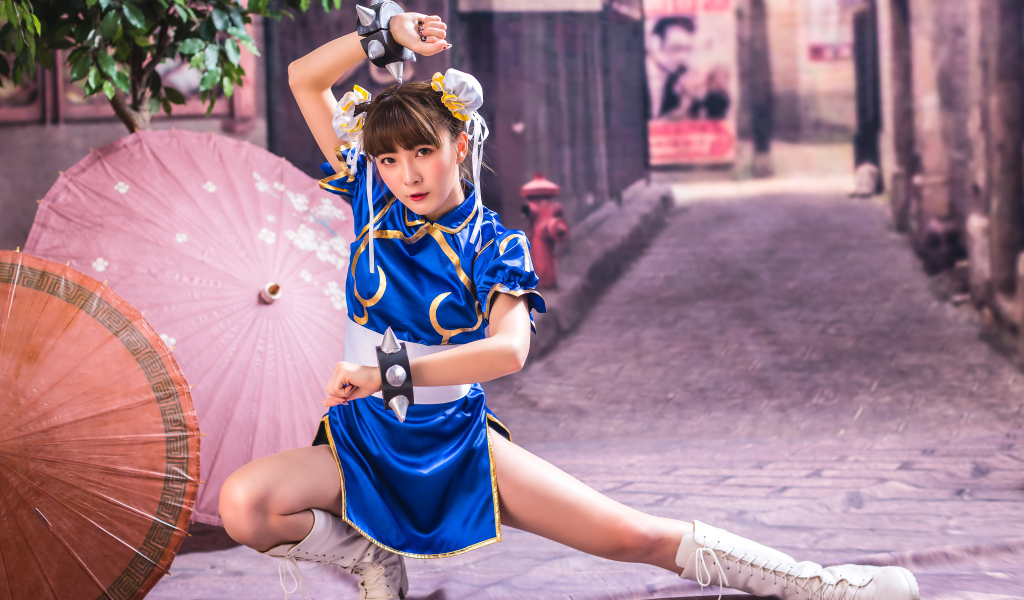 Спортивная девушка азиатка с зонтами