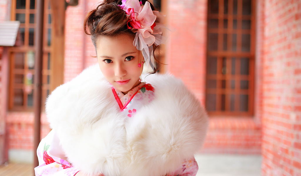 Красивая девушка азиатка в меховом манто