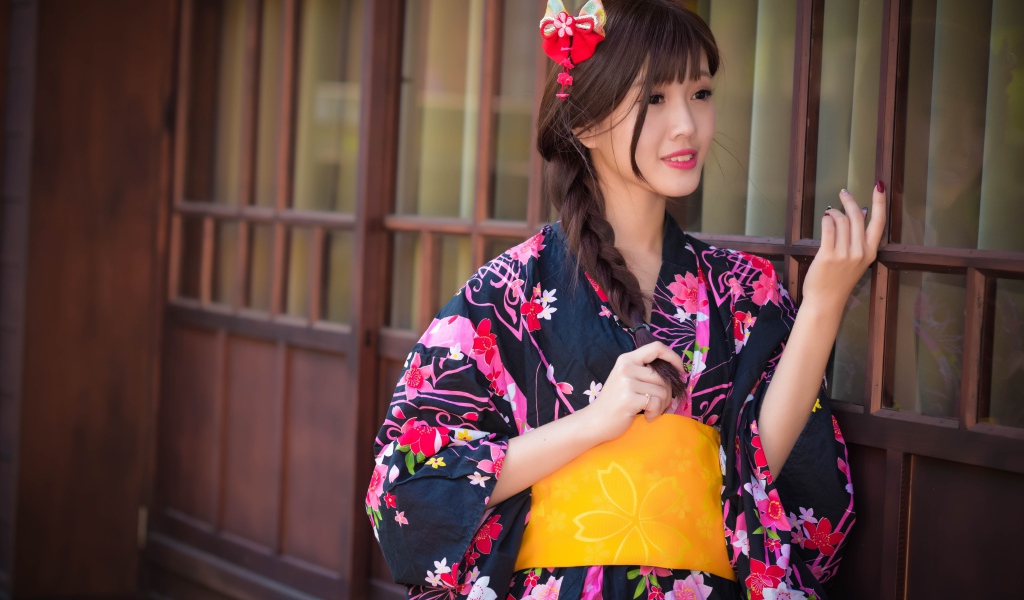 Красивая девушка азиатка в кимоно  с бантом в волосах 
