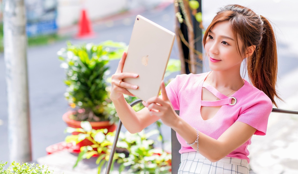 Красивая девушка азиатка делает селфи