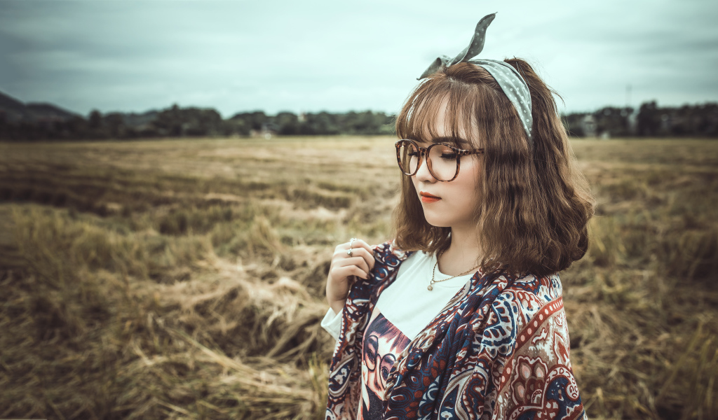 Красивая девушка азиатка в очках 