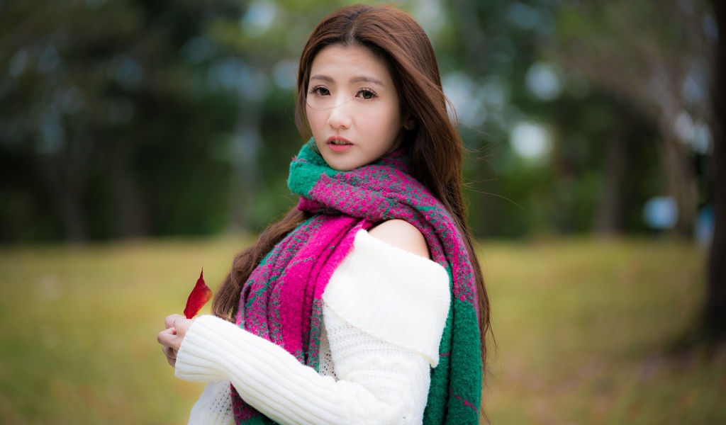 Красивая азиатка с шарфом на шее