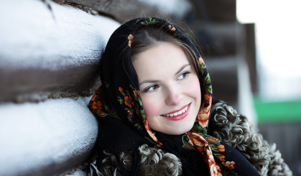 Красивая русская девушка в платке зимой