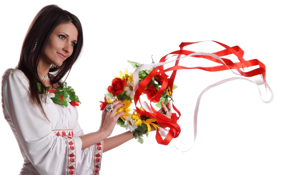 Красивая девушка украинка с венком в руках на белом фоне