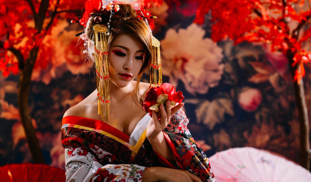 Красивая девушка азиатка в кимоно с цветком в руке