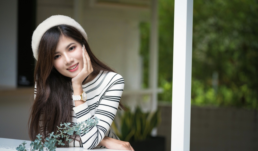 Красивая девушка азиатка в белом берете