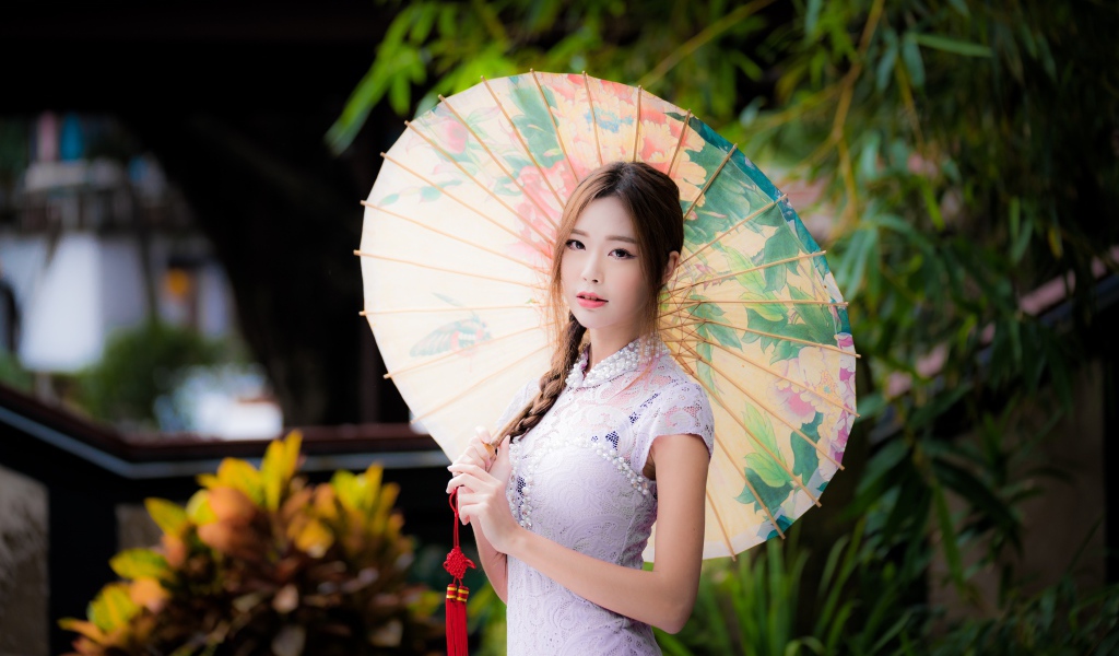 Красивая девушка азиатка в белом платье с зонтом