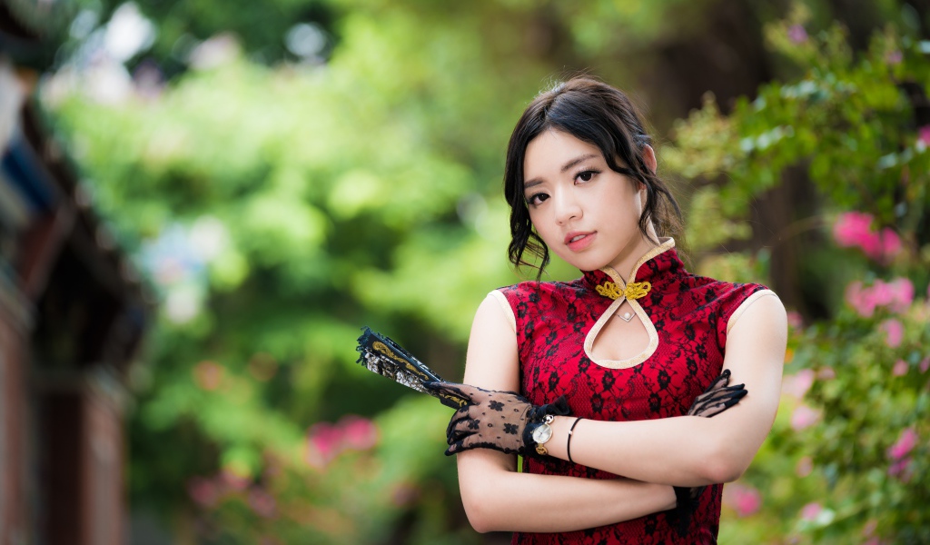 Красивая девушка азиатка с веером в руке