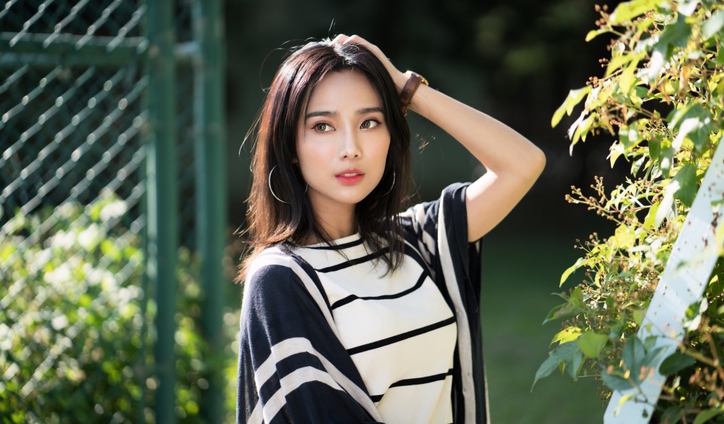 Красивая девушка азиатка с часами на руке 