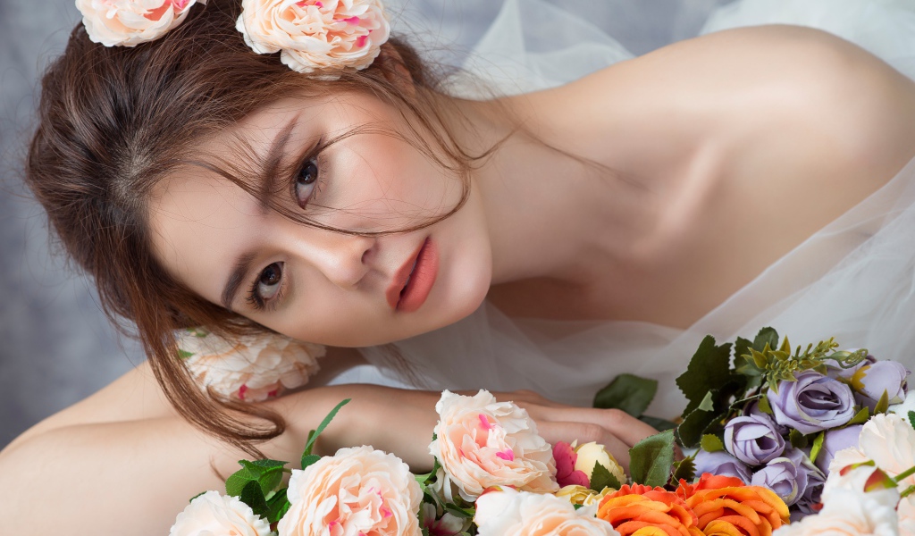 Красивая девушка азиатка с цветами в волосах 