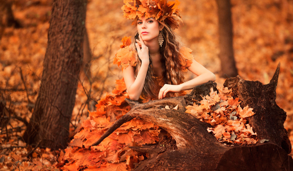 Красивая девушка осень в костюме из желтых листьев 