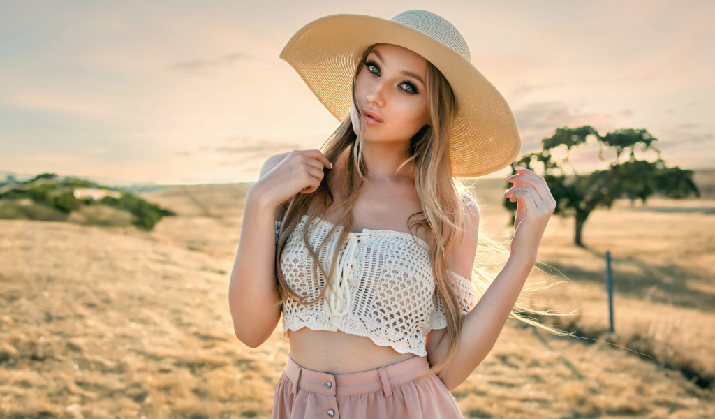 Красивая девушка блондинка в большой шляпе