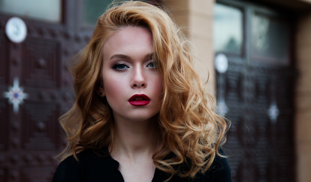 Красивая блондинка модель с голубыми глазами