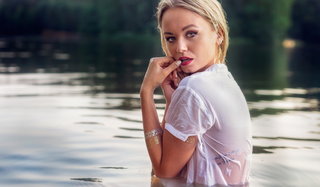 Красивая девушка блондинка в воде