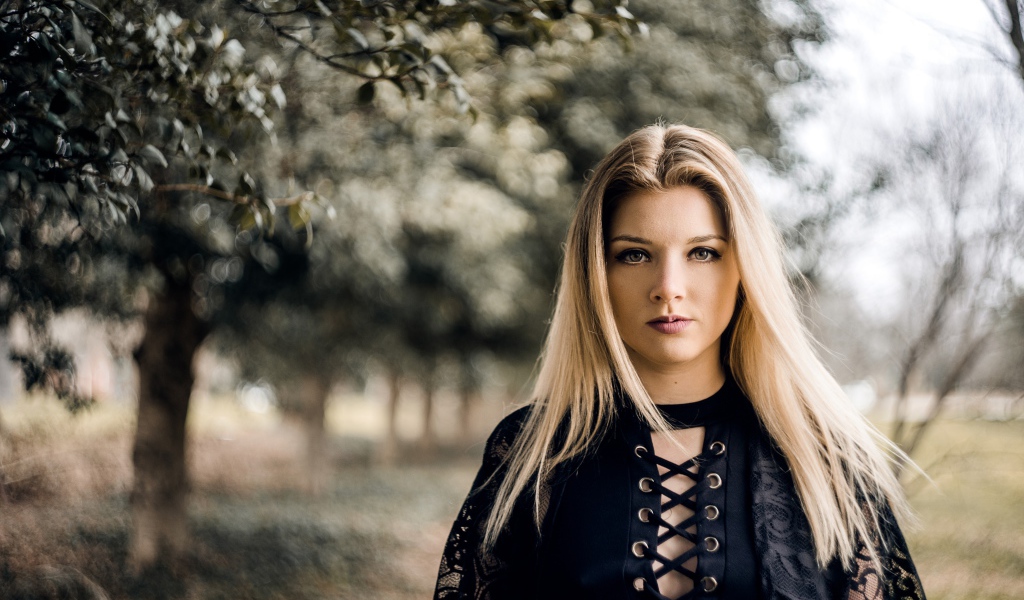 Красивая блондинка в черном платье 