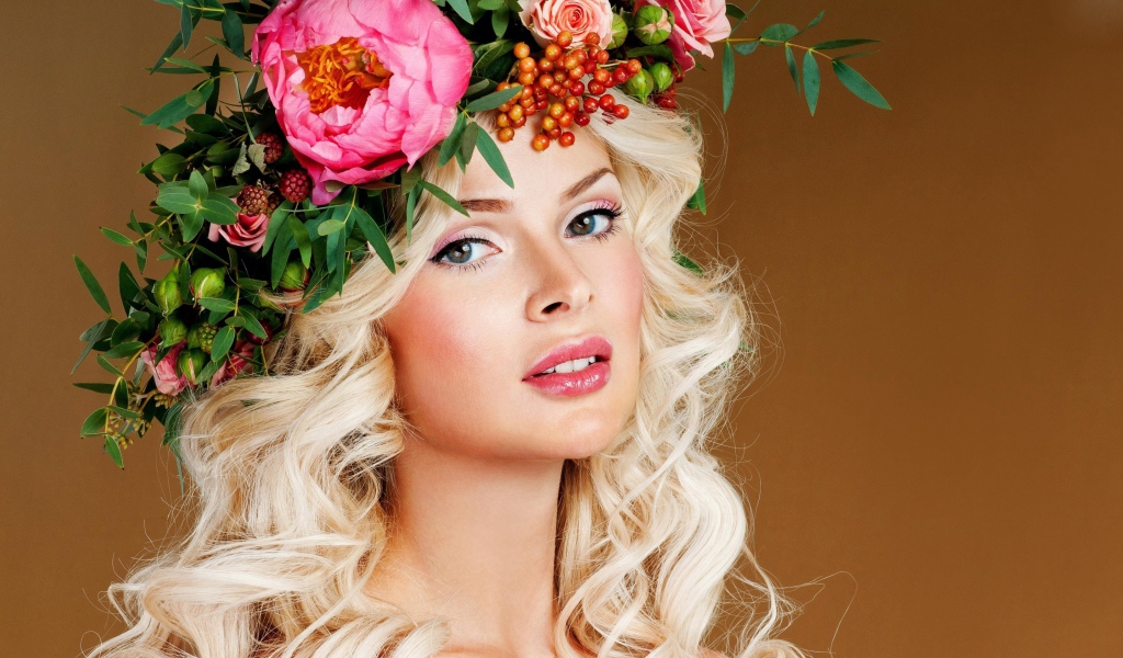 Красивая блондинка с красивым венком на голове