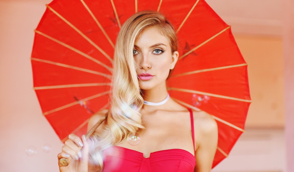 Красивая блондинка с красным зонтом