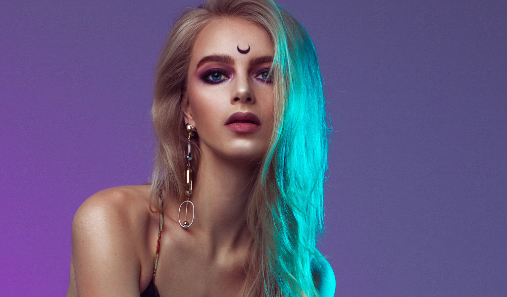 Красивая блондинка с татуировкой на лбу