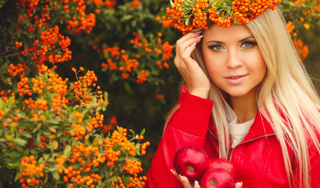 Красивая блондинка с венком из рябины на голове