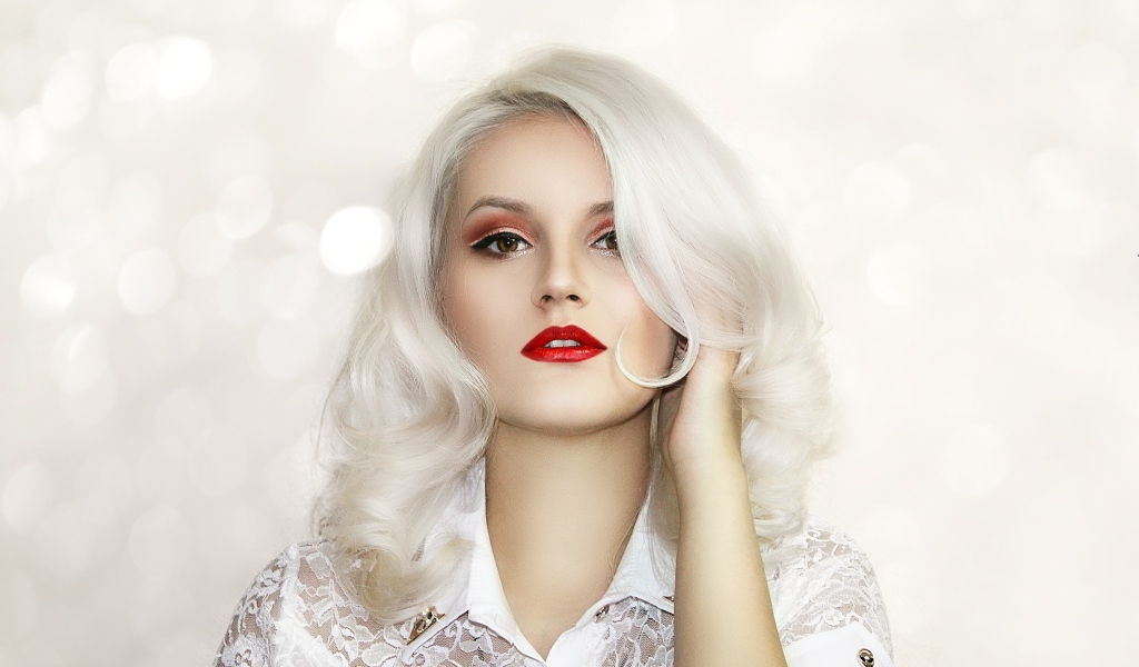 Красивая блондинка с ярким макияжем